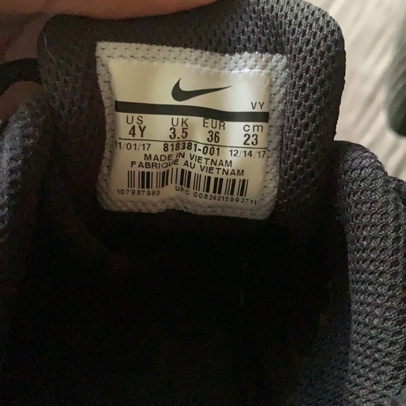 Used black nikes - Picture 3 of 3